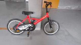 Bicicleta infantil B'Twin roja