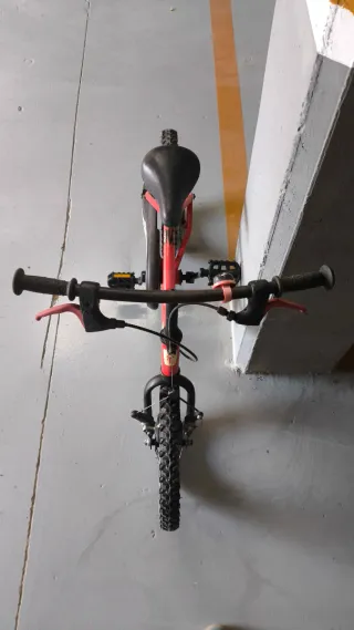 Bicicleta infantil B'Twin roja