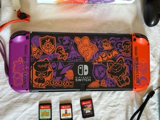 Nintendo Switch OLED Edición Pokémon con un juego