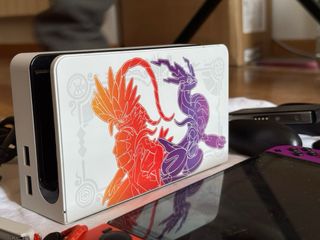Nintendo Switch OLED Edición Pokémon con un juego