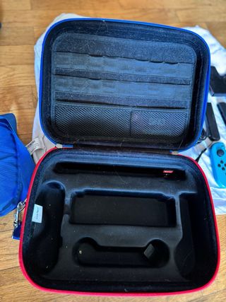 Nintendo Switch OLED Edición Pokémon con un juego