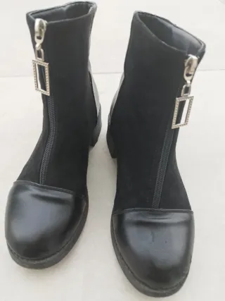 Botines negros con cremallera