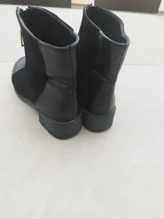 Botines negros con cremallera