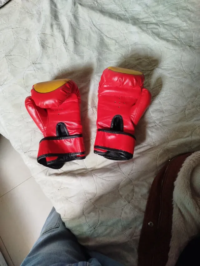 Guantes de boxeo rojos con llamas