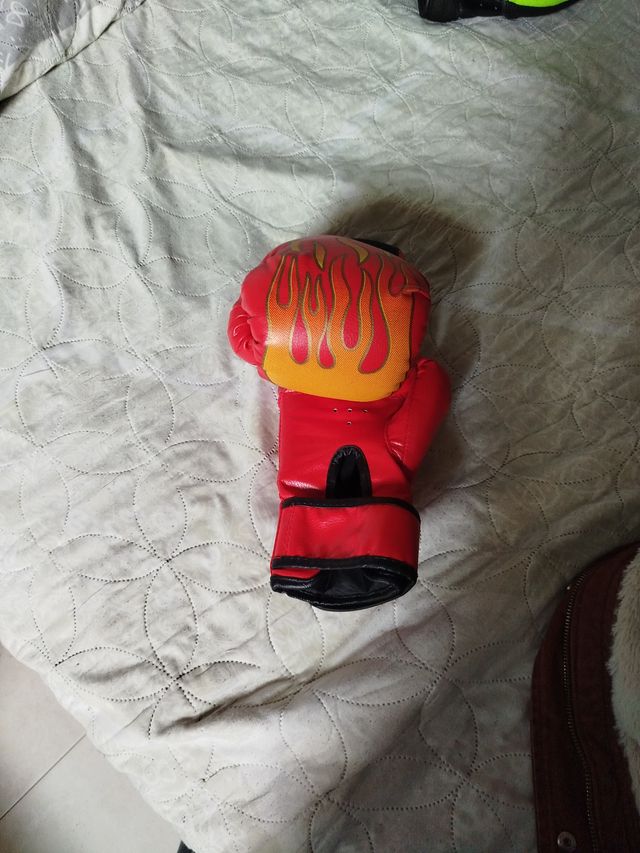 Guantes de boxeo rojos con llamas