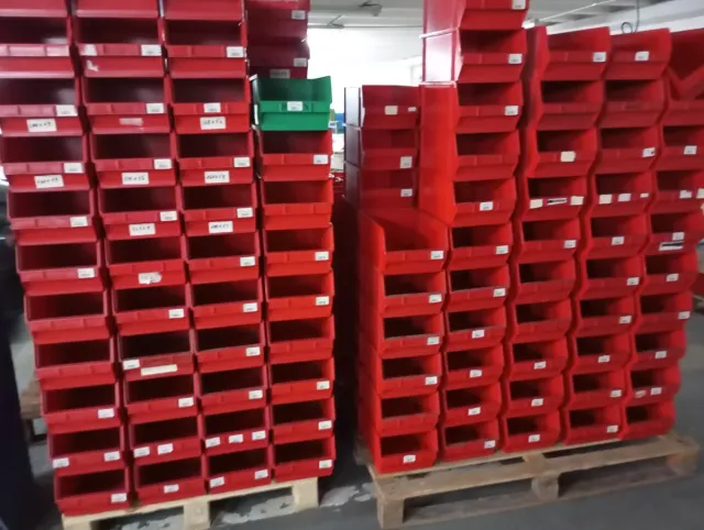 Cajones de plástico rojos para organización