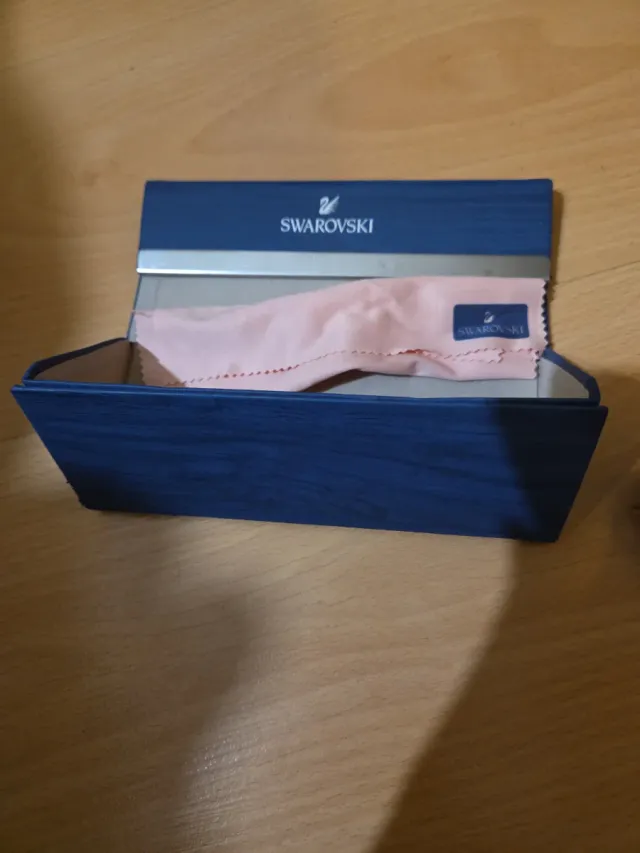 Gafas de sol Swarovski negras y plateadas