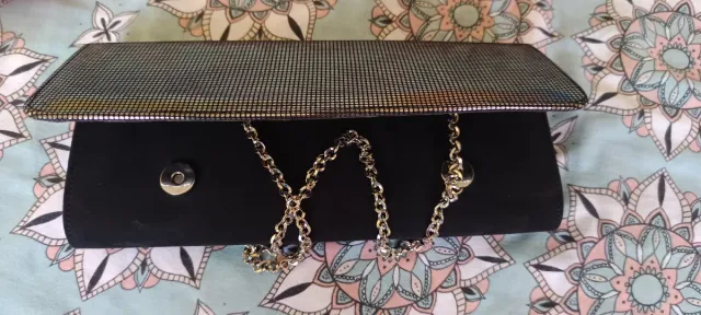 Bolso fiesta negro y metalizado con correa