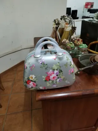 Maletín de maquillaje floral gris