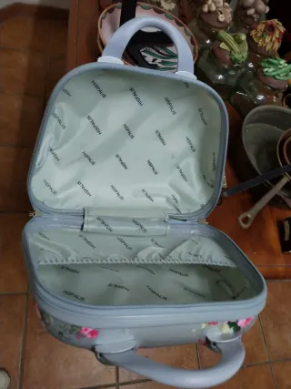 Maletín de maquillaje floral gris