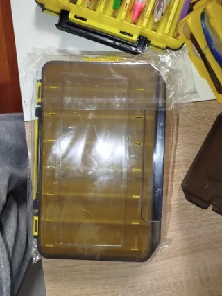 Caja de señuelos de pesca transparente
