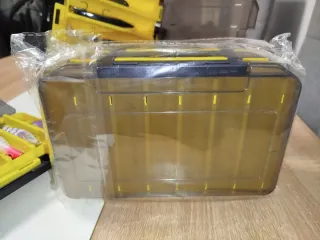Caja de señuelos de pesca transparente