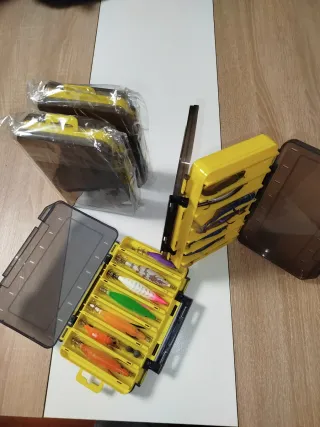 Caja de señuelos de pesca transparente