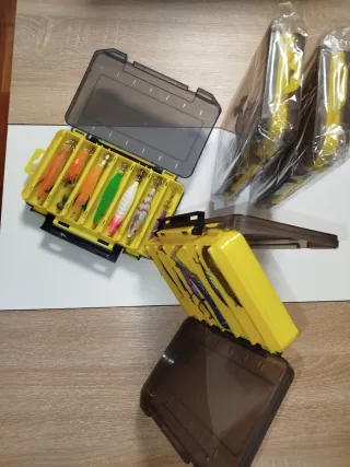 Caja de señuelos de pesca transparente