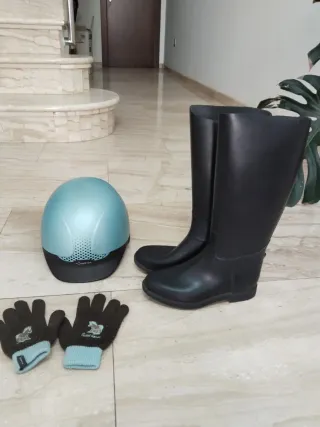 Casco, botas y guantes de equitación