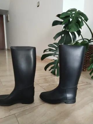 Casco, botas y guantes de equitación