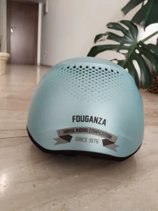 Casco, botas y guantes de equitación