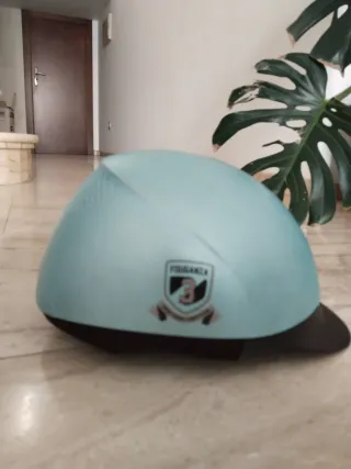 Casco, botas y guantes de equitación