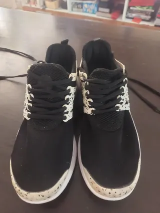 Deportivas Negras y Blancas