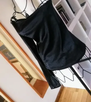 Camiseta Escote asimétrico Negra de Bershka