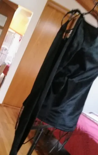 Camiseta Escote asimétrico Negra de Bershka