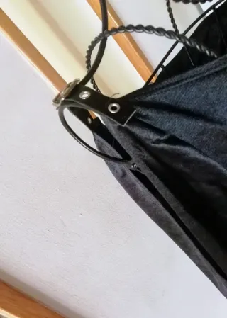 Camiseta Escote asimétrico Negra de Bershka