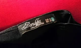 Camiseta Escote asimétrico Negra de Bershka