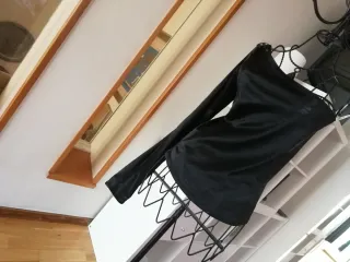 Camiseta Escote asimétrico Negra de Bershka