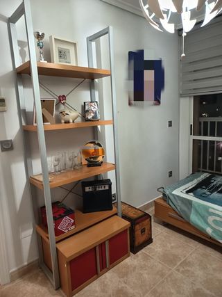 Muebles: Cama, escritorio, mesita y estantería