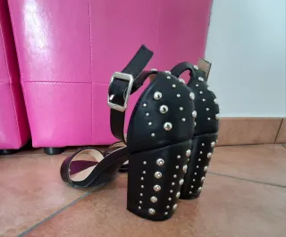 Sandali neri con borchie + bracciale in regalo