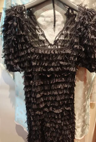 Vestido Zara negro con volantes