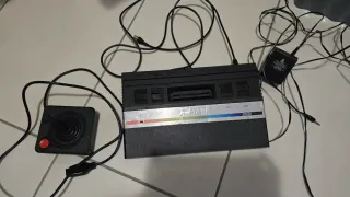 Atari 2600 con joystick e 16 giochi