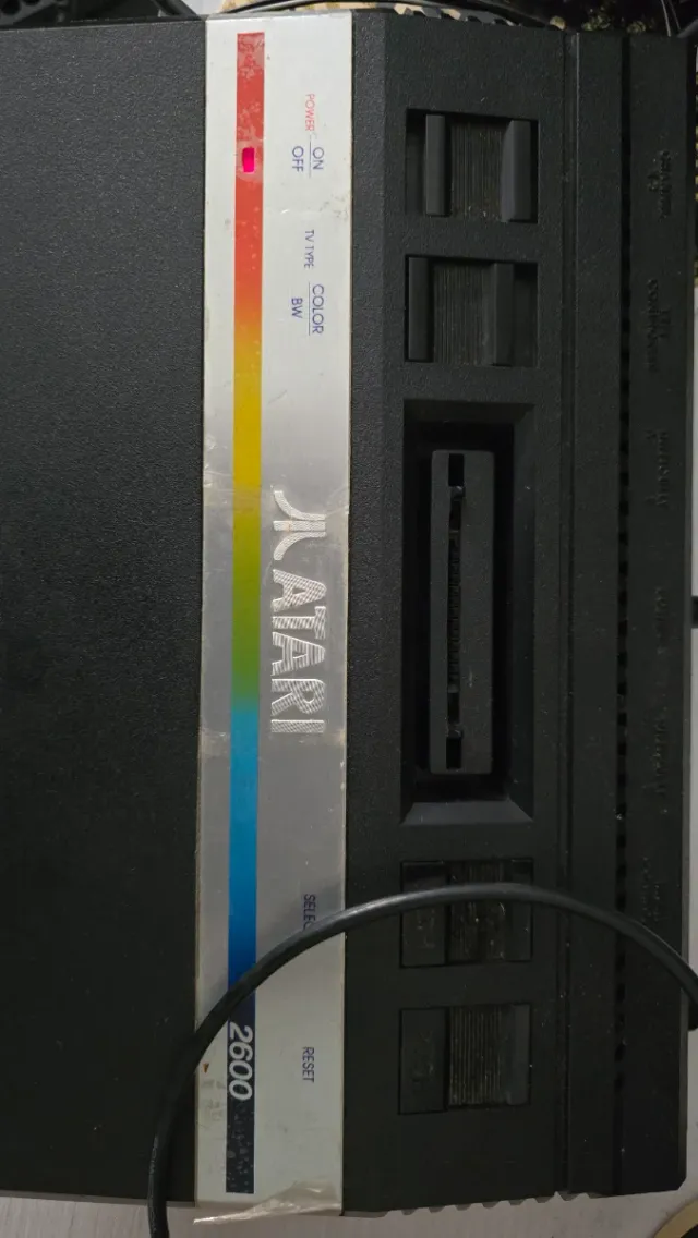 Atari 2600 con joystick e 16 giochi