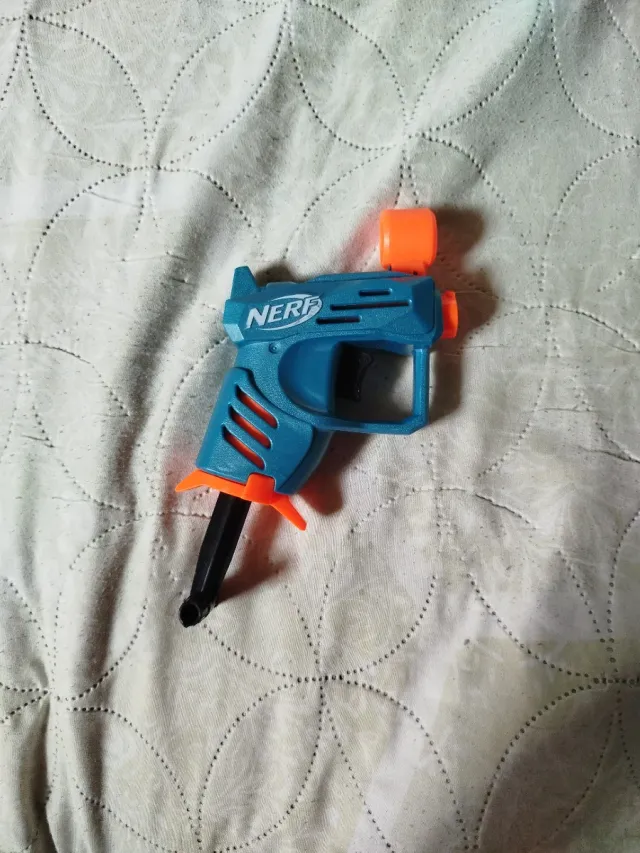 Mini pistola Nerf azul y naranja