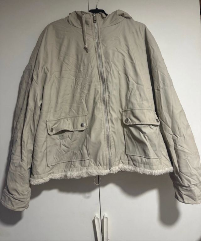 Chaqueta Beige con Capucha y Bolsillos