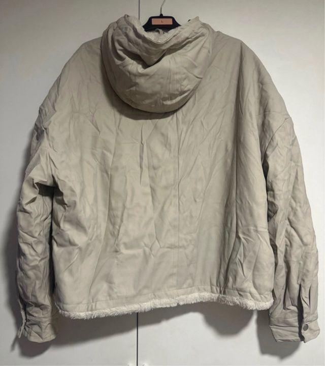 Chaqueta Beige con Capucha y Bolsillos