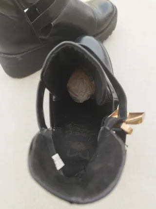 Botines negros con hebillas doradas