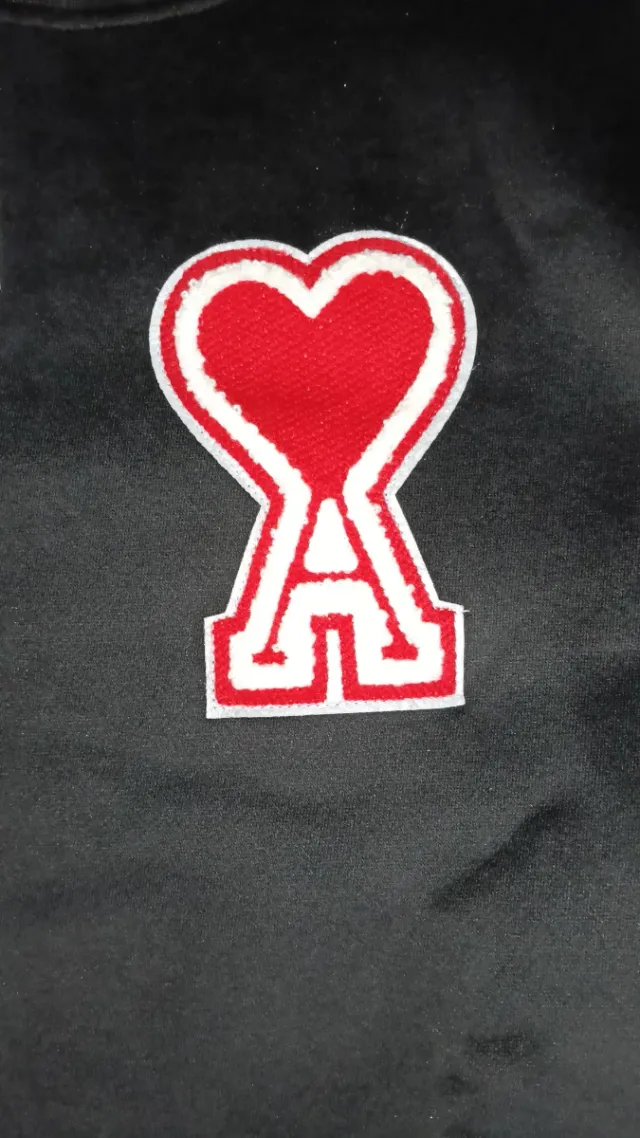 Sudadera Ami Paris Negra con Corazón Rojo