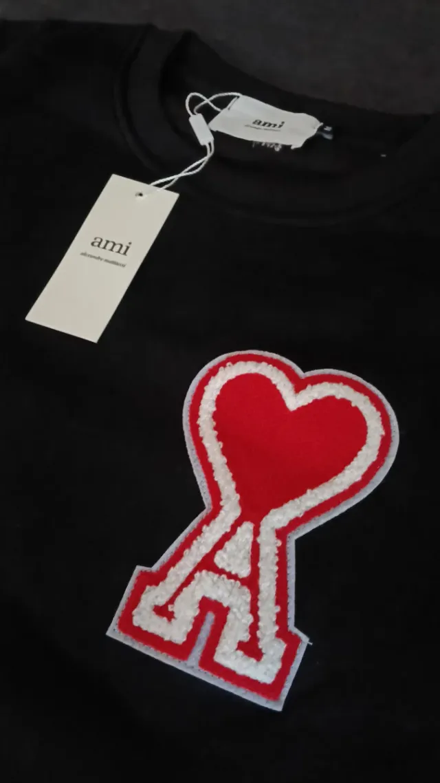 Sudadera Ami Paris Negra con Corazón Rojo