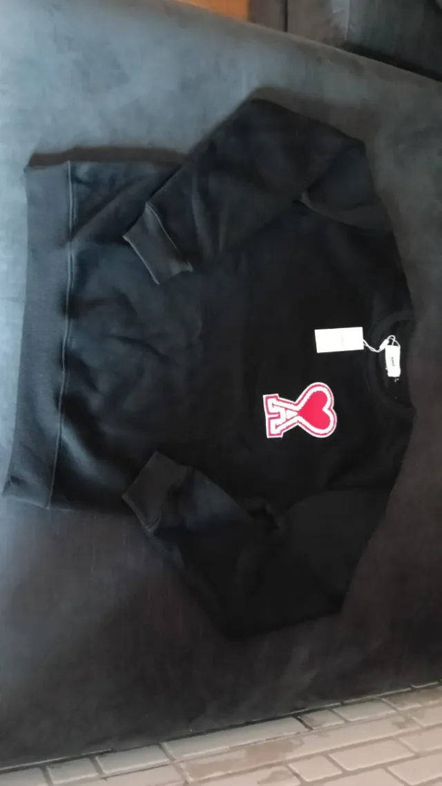 Sudadera Ami Paris Negra con Corazón Rojo