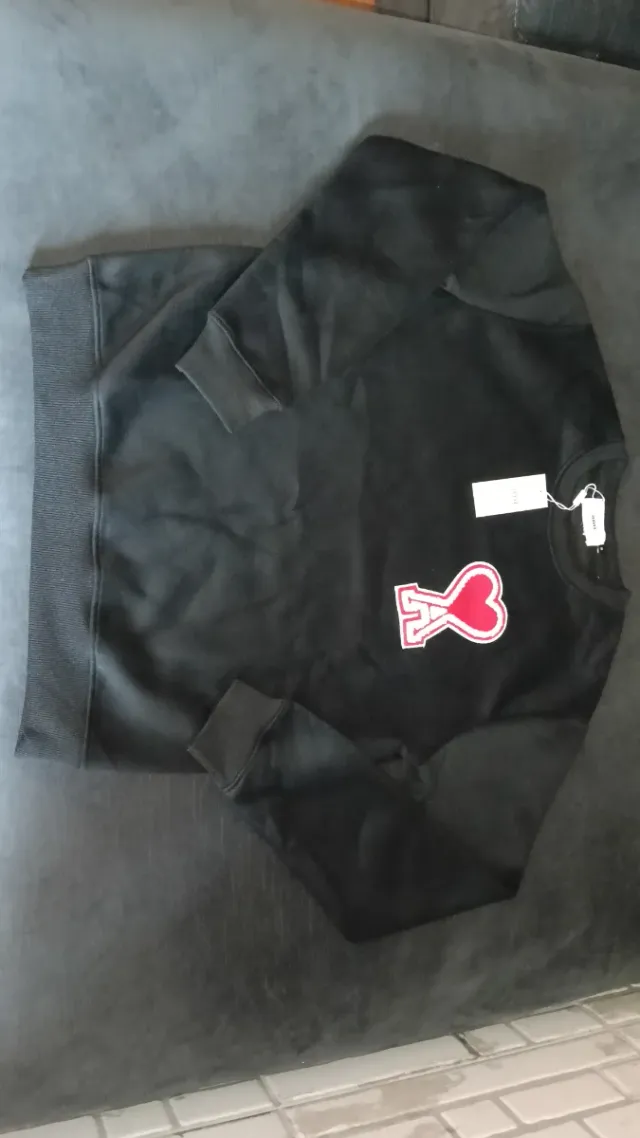 Sudadera Ami Paris Negra con Corazón Rojo