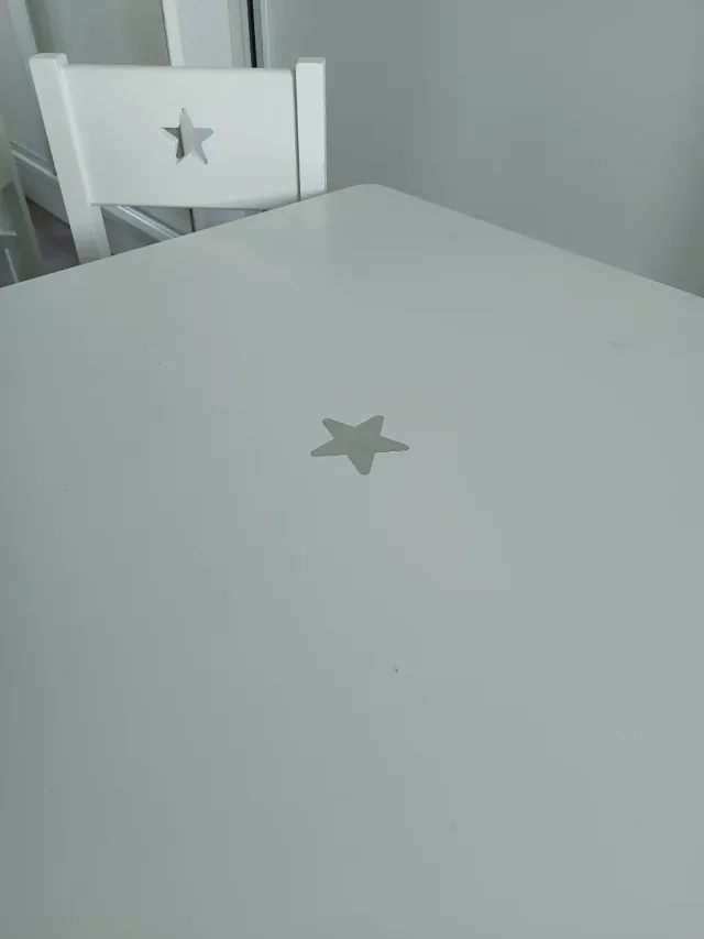 Mesa y silla infantil blanca con estrellas