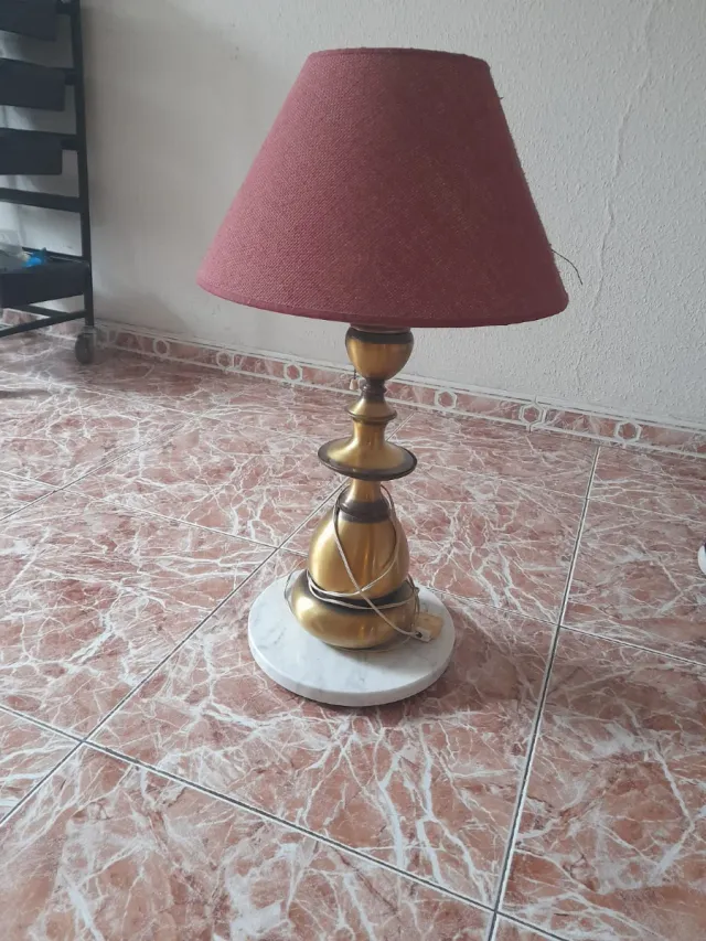 Lámpara de mesa dorada y roja