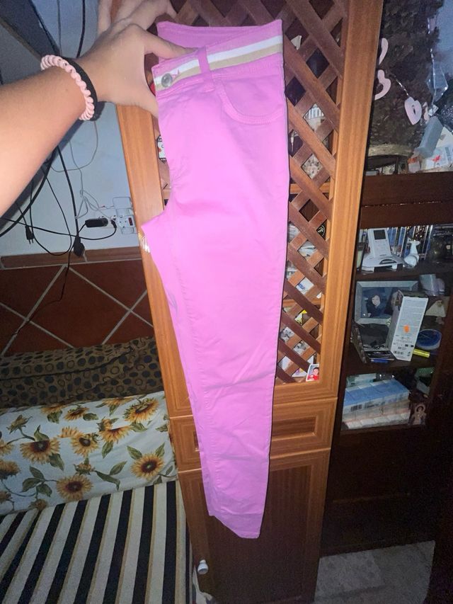 Pantalones rosas de mujer