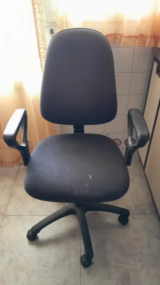 Silla de estudio giratoria negra