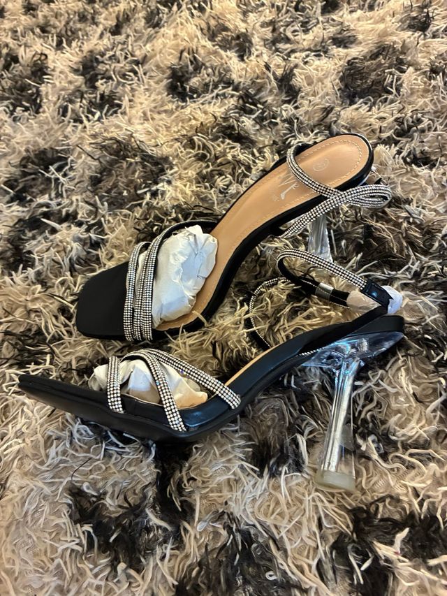 Sandalias negras con pedrería y tacón transparente