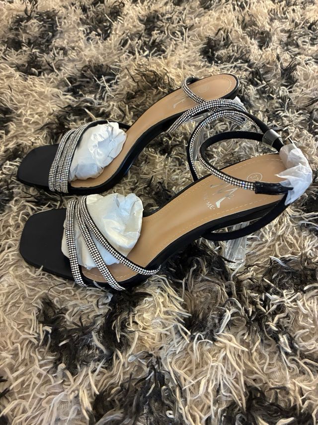 Sandalias negras con pedrería y tacón transparente