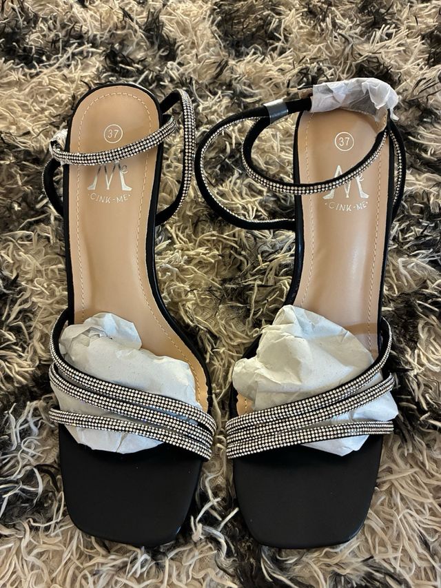 Sandalias negras con pedrería y tacón transparente