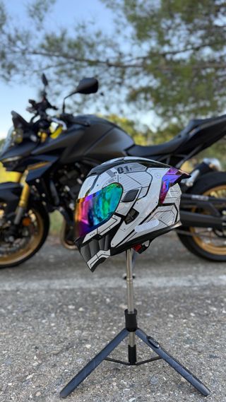 Casco moto con guantes e intercomunicador