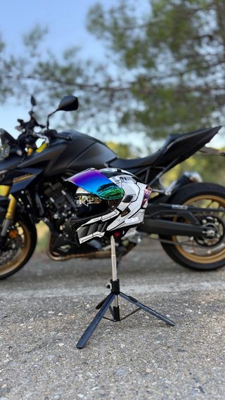 Casco moto con guantes e intercomunicador